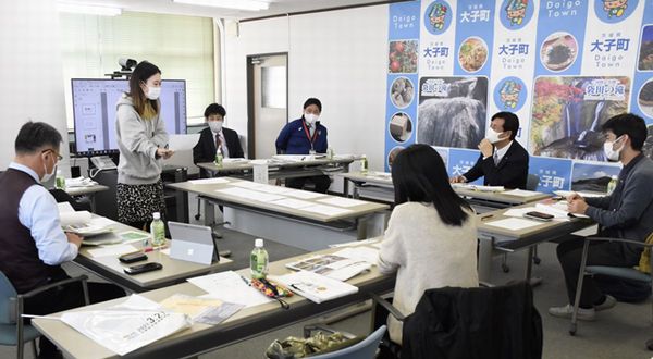 『審査会の様子』の画像