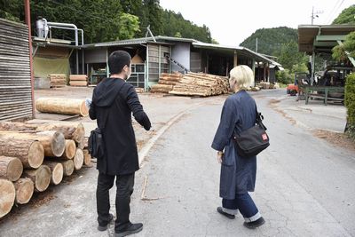 『八溝産材についてリサーチ中の湯ノ迫さん、橋本さん』の画像