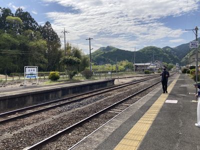 『上小川駅ホームに立つ橋本さん』の画像