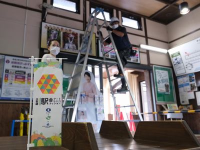 『常陸大子駅で設営中の照山さん』の画像