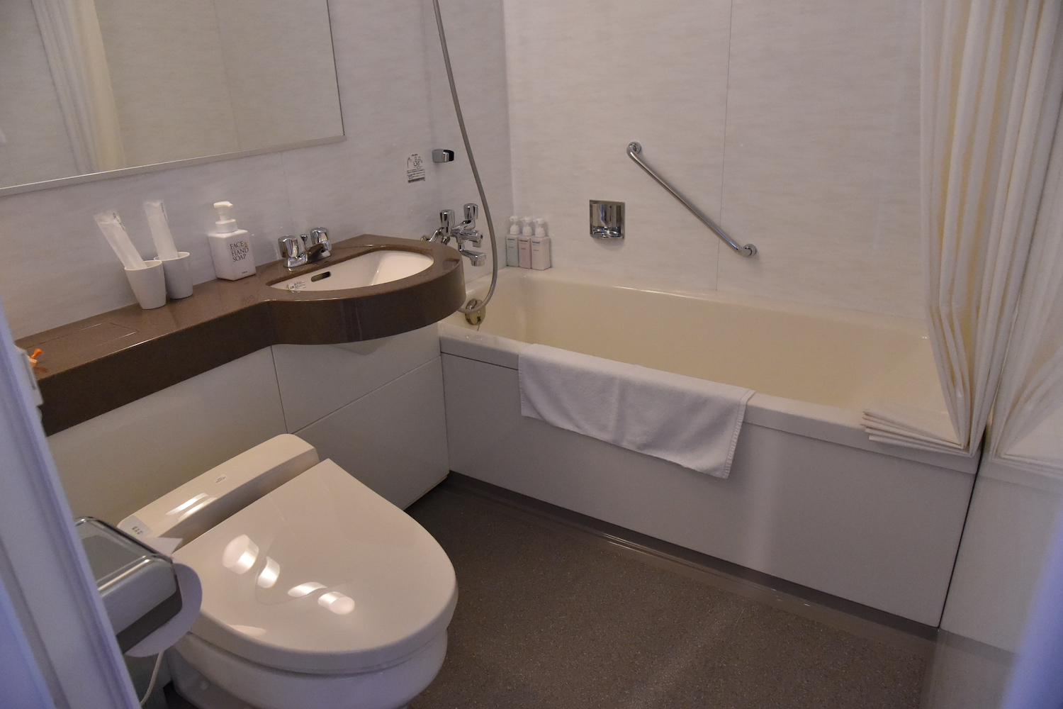 大子温泉やみぞ客室のトイレと浴槽